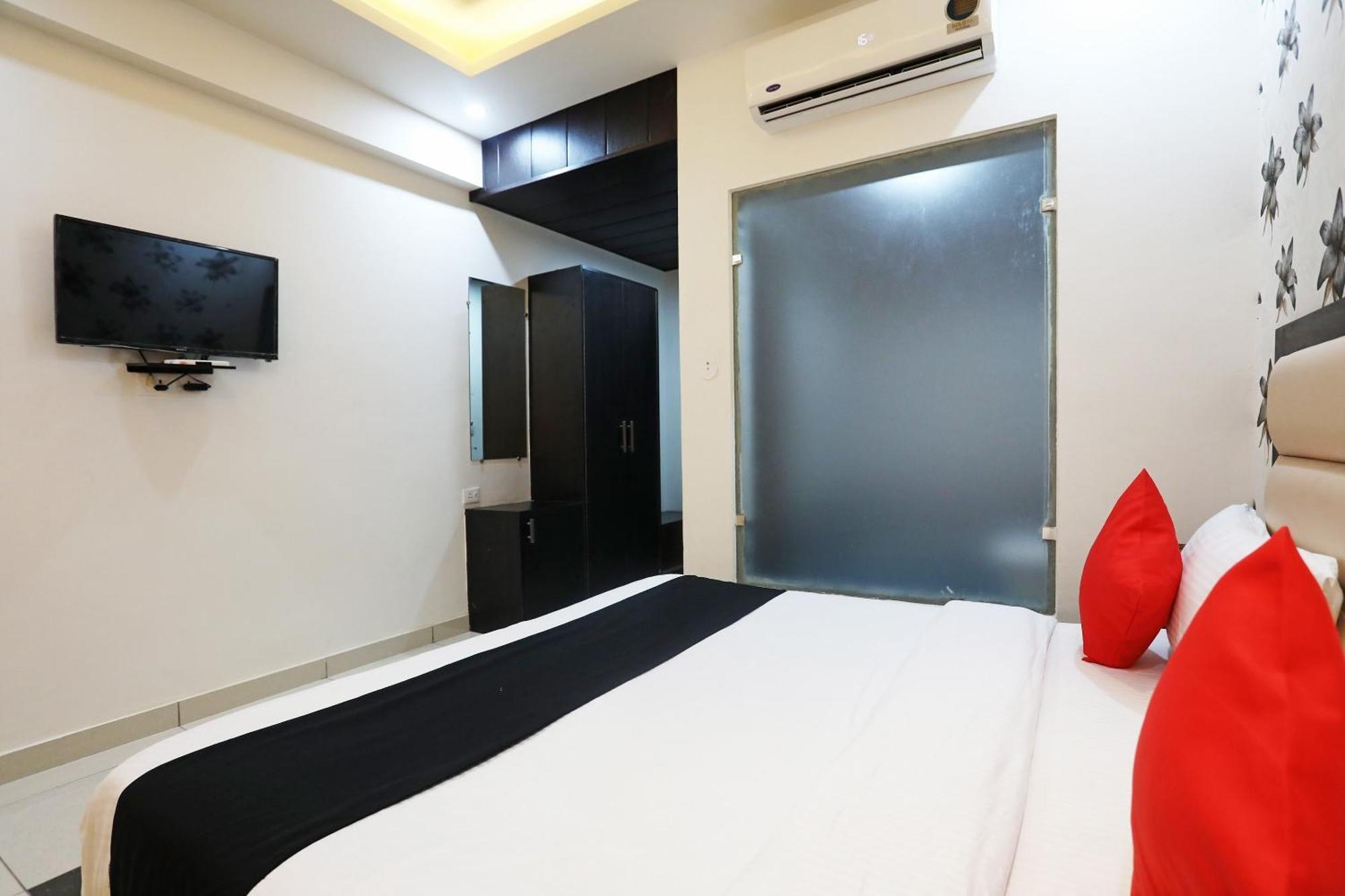 Live On Mrt736 Hotel Meerut Exterior foto