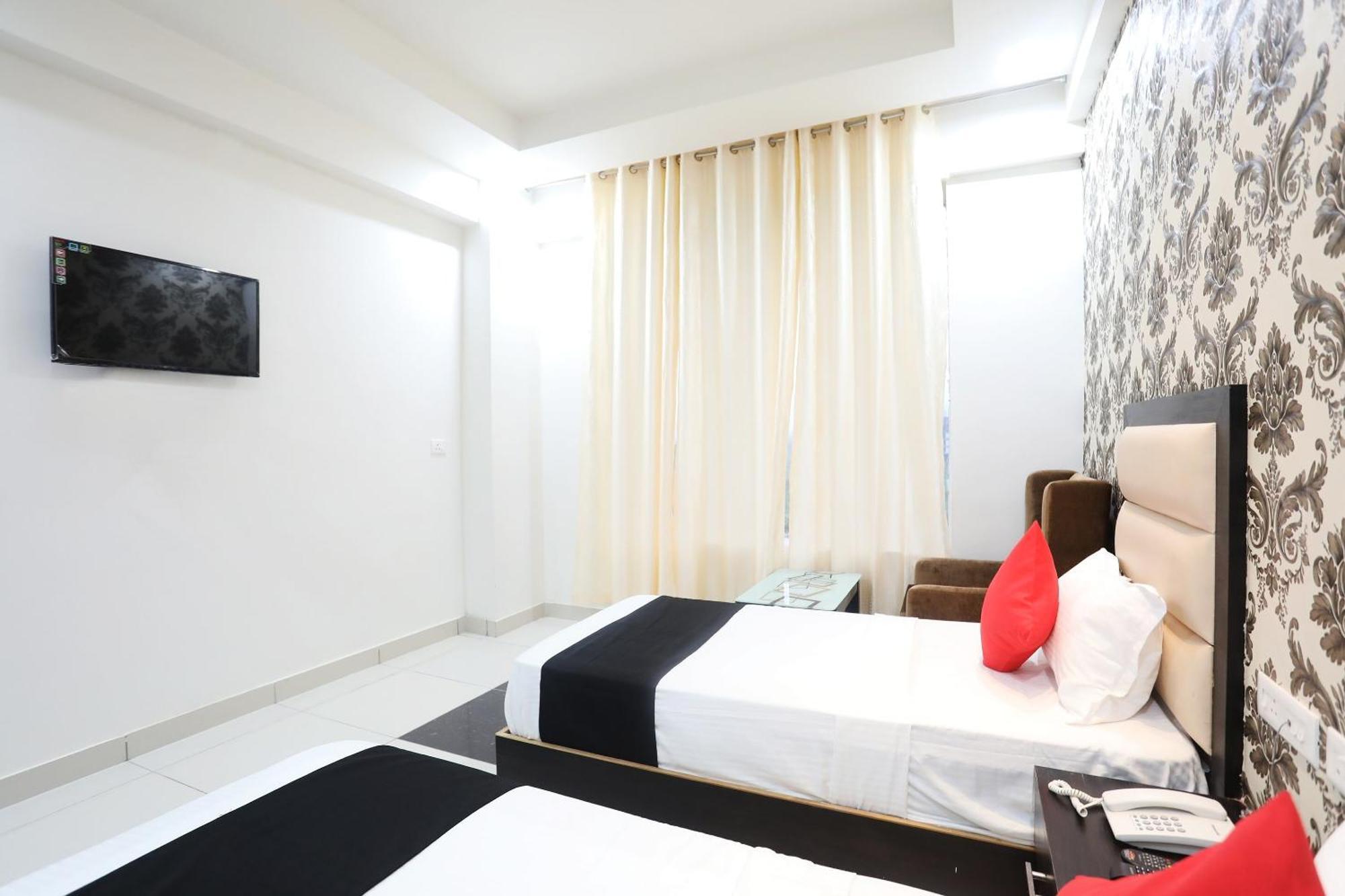 Live On Mrt736 Hotel Meerut Exterior foto