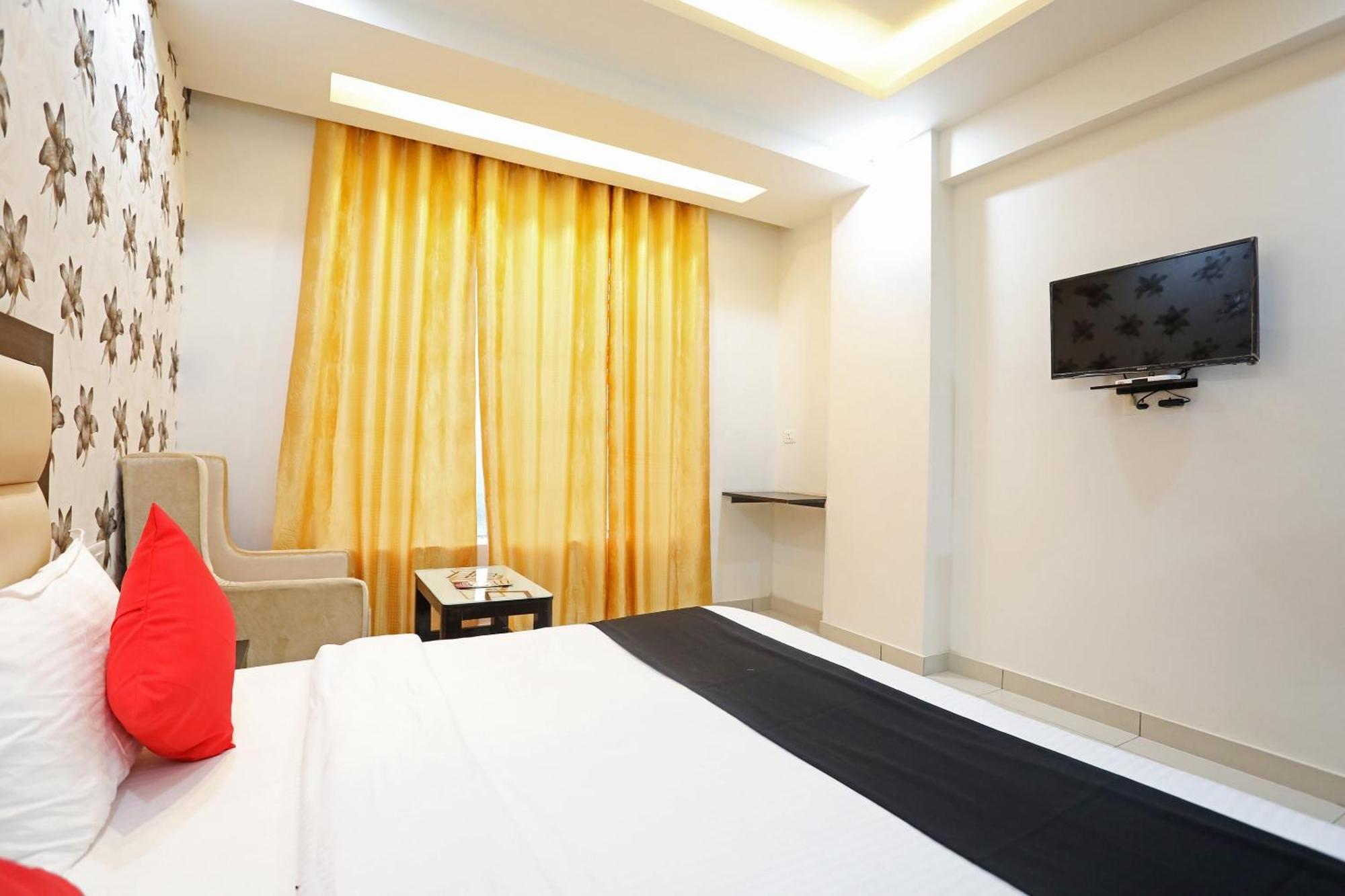 Live On Mrt736 Hotel Meerut Exterior foto