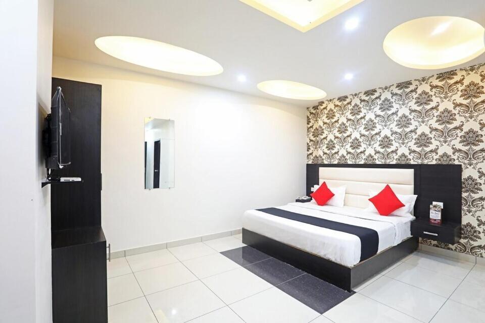 Live On Mrt736 Hotel Meerut Exterior foto