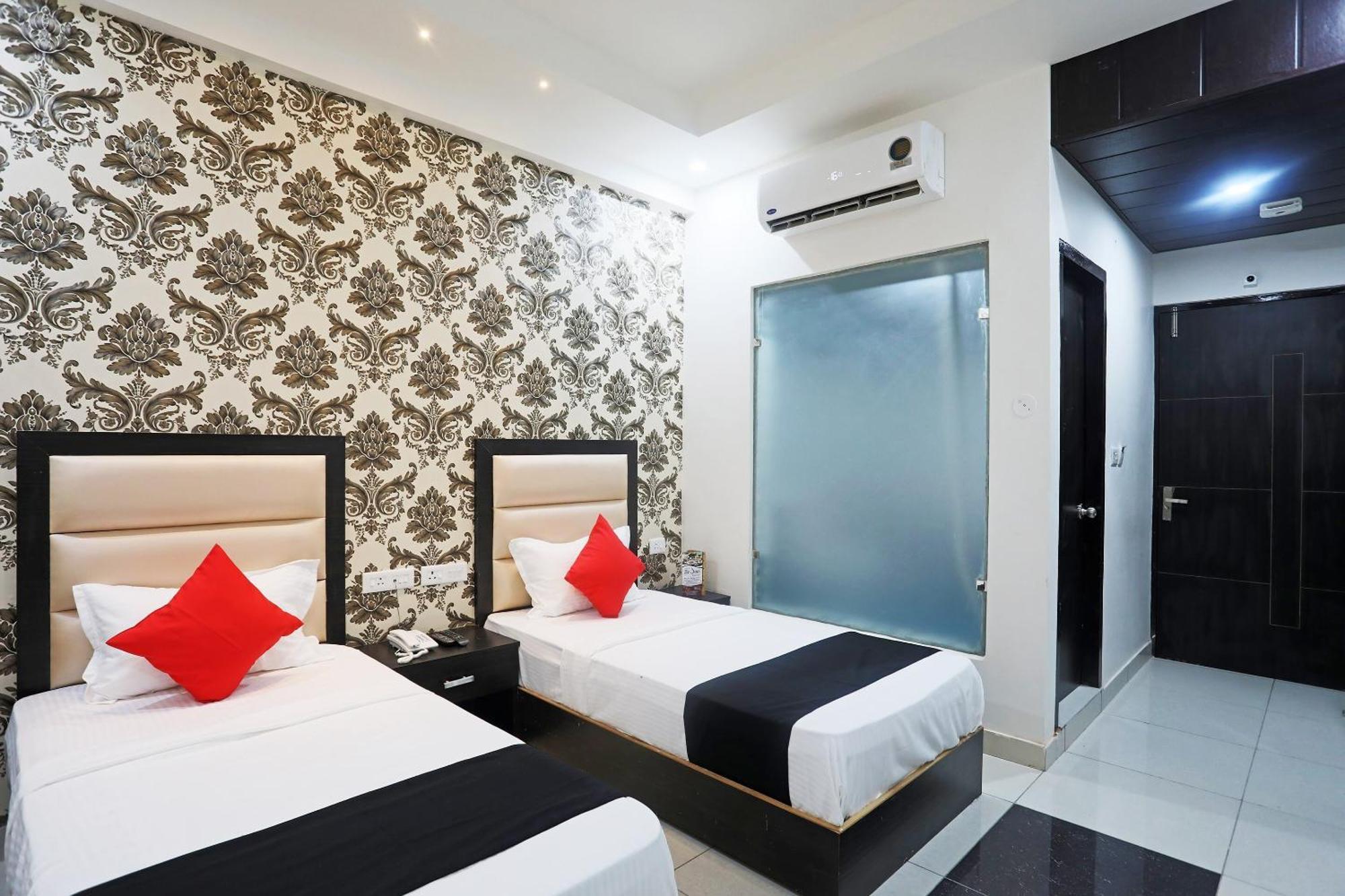 Live On Mrt736 Hotel Meerut Exterior foto