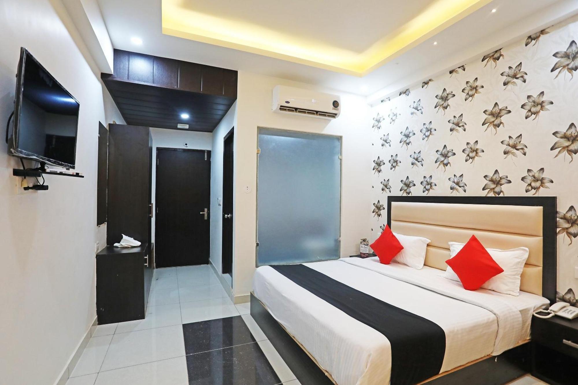 Live On Mrt736 Hotel Meerut Exterior foto