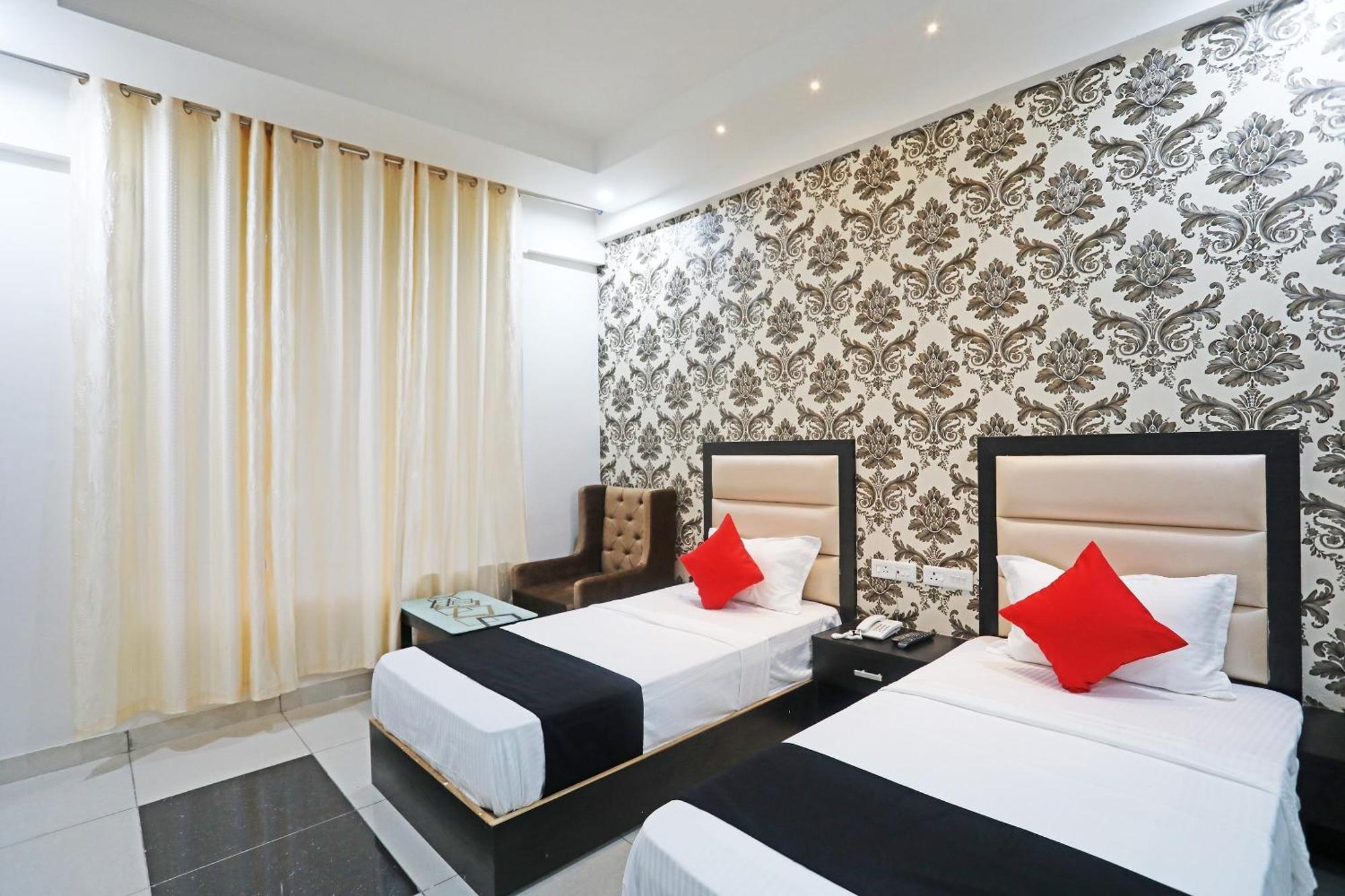 Live On Mrt736 Hotel Meerut Exterior foto
