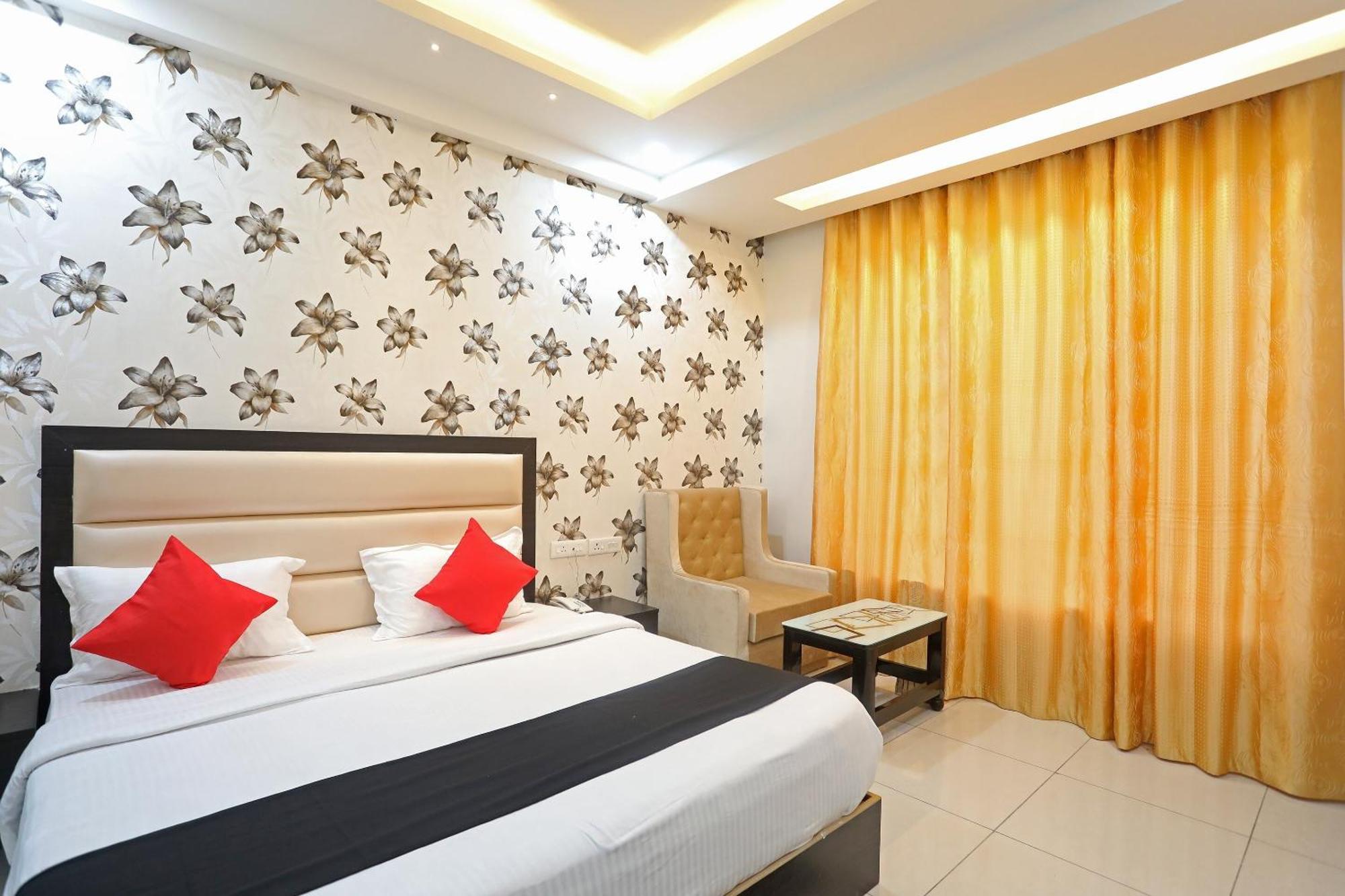 Live On Mrt736 Hotel Meerut Exterior foto